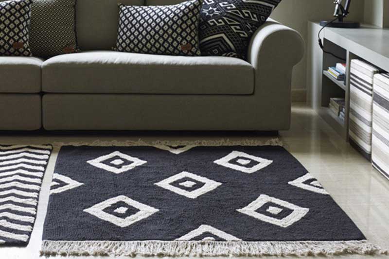 Черные ковры с нейтральными оттенками